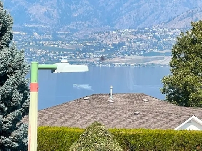 Lake view on corner Lot - 4 bedroom, 3 full bathrooms Home Image# 4