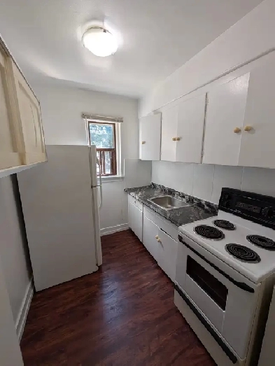 1 Bedroom Apt - Edgewater Apts @ 2532 Lakeshore Blvd W, Toronto! Image# 1