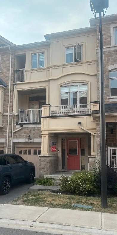 Oakville Townhouse - 3 bedroom Image# 1