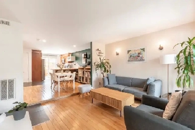 Condo 3 chambres sur deux étages avec terrasse et stationnement Image# 1