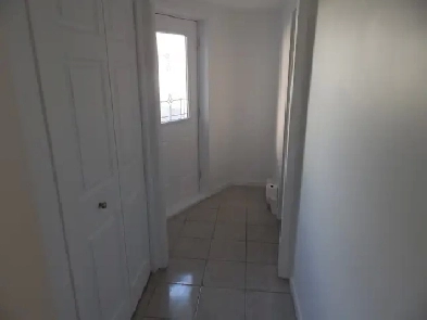 Logement 4 1/2 demi sous-sol triplex Image# 6