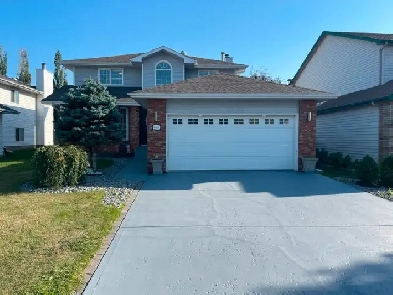Beautiful Home in Wild Rose - 3155-36 ave Image# 5