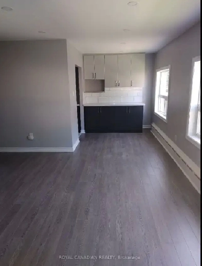 Fully Renovated 2 bdrm close to all amenities Kennedy Stn/Scarb Image# 1