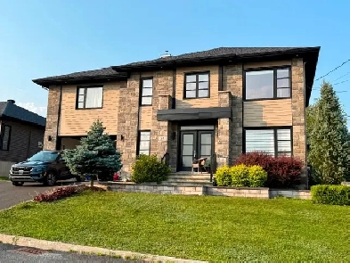 Magnifique maison à Ste-Claire Image# 1