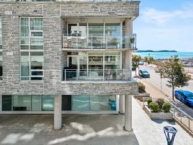 Luxurious 2-Bedroom Oceanview Corner Condo in Kings Wharf Image# 1