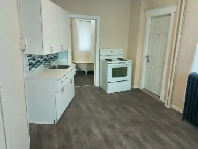 Spacious 3 Bedroom, 1 Bath Main Floor - All Utilities Included Image# 2