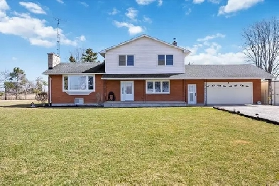 Dreaming of country living on 1.53 acres close to town? Image# 1