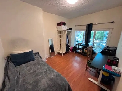 Available now or October room for rent downtown Toronto Image# 3