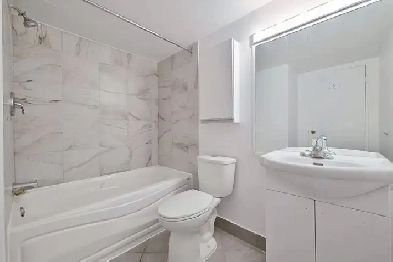 Superbe condo rénové à l'été 2025, offrant 2 chambres lumineuses Image# 2