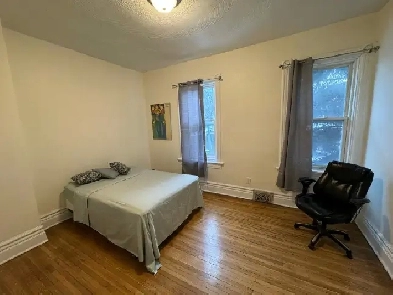 Furnished room in student apartment for rent downtown Toronto Image# 4