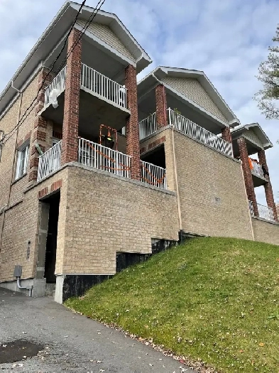 Nord, 4 1/2 Style Condo de luxe, Près Carrefour de l'Estrie Image# 1