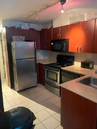 $900 / 3br - 600ft2 - D/T Granville/Dunsmuir North VIEW! Avail S Image# 5