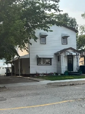 Weyburn triplex/wifi power heat water included/downtown Image# 2