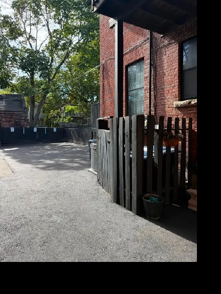 PARKING SPOT FOR RENT - DOWNTOWN TORONTO( HURON ST- BERNARD  AV) Image# 1