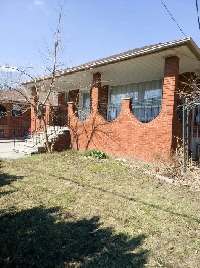 Main Flr. for Rent Yonge and Steeles Across Center Point  Mall Image# 9