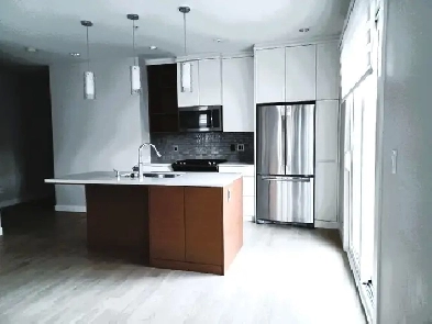 Modern 2 Bed / 2 Bath Condo in Oak Bay Image# 1