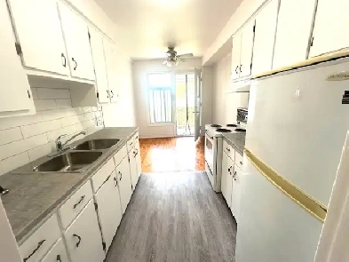 Great 4.5 In NDG  All Utilities Inc In Rent Image# 7