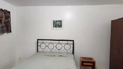 Berri-Uqam-Meublé/Furnished-2 Chambres avec bain privé/2 Rooms. Image# 1