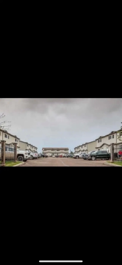 Fully Furnished 4 Bedroom Townhouse-Available Oct 1 Image# 1