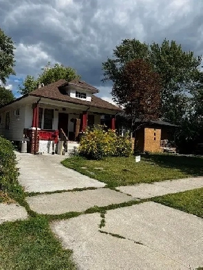 STUDENT ROOMS AVAILABLE NOW,  WALK TO U of WINDSOR Image# 1