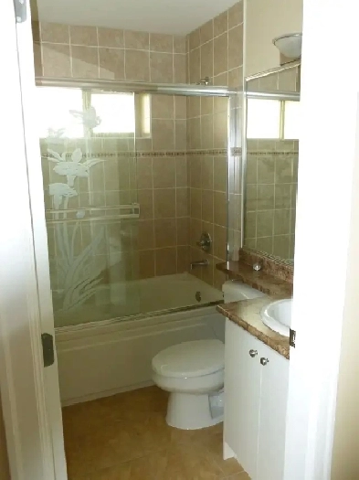 $1,700/2br-1,000ft² Bright Ground Level Suite (Cloverdale) Image# 1