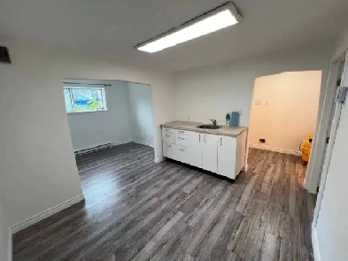 Libre en octobre: Joli bâtiment près du métro Longueuil, tout in Image# 1