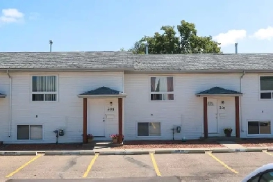 ONE MONTH FREE RENOVATED THREE BEDROOM TOWNHOUSE Image# 1