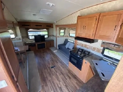 2012 condo on wheels on pad in Victoria! Rare opportunity Image# 2