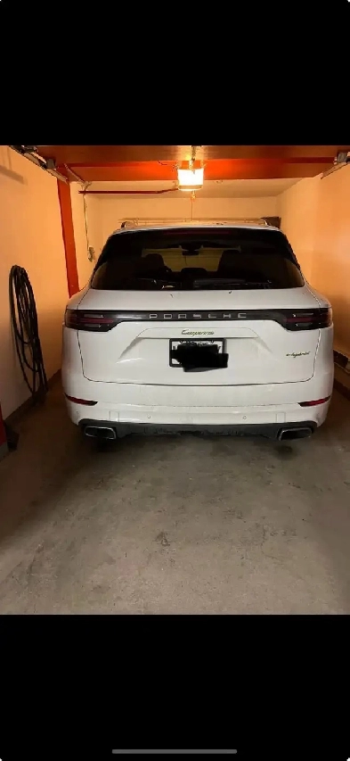 Private indoor Parking Garage stationnement intérieur privé Image# 1