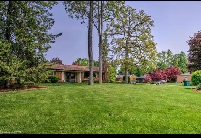 Gorgeous Oakridge Home For Rent Image# 1