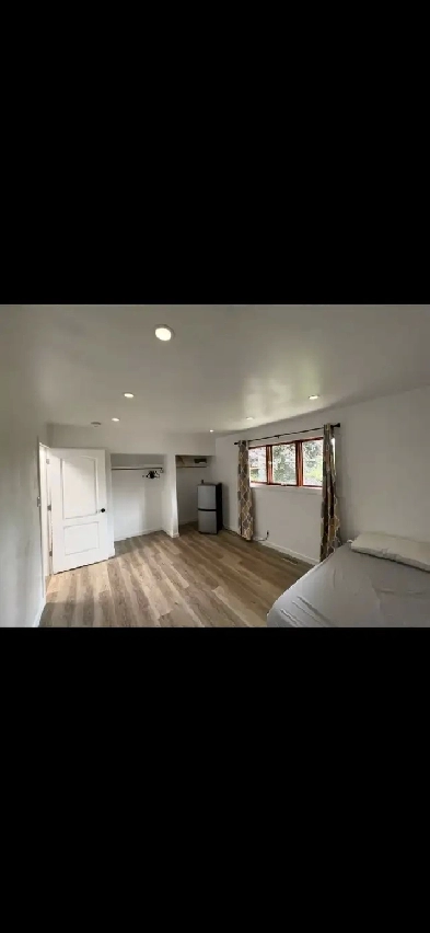 clean updated room for rent off of Viewmount Image# 3