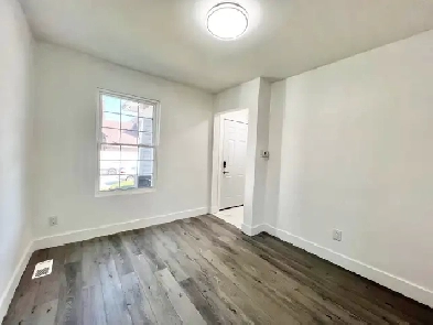 3 Bed/2 Bath: Newly Renovated 3 Storey Town House Image# 4