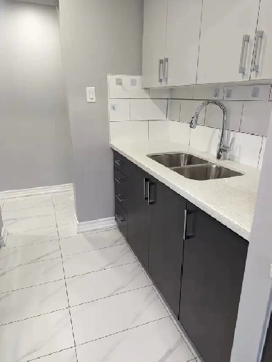 Renovated, 900 sqft, 2 Bd Apartment w/ Laundry | Kennedy Park Image# 1