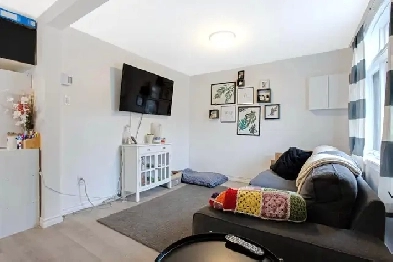 Cozy 2-Bedroom House with Backyard Image# 10