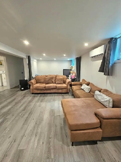 4½ Appartement rénové à louer   2 stationnements Image# 1