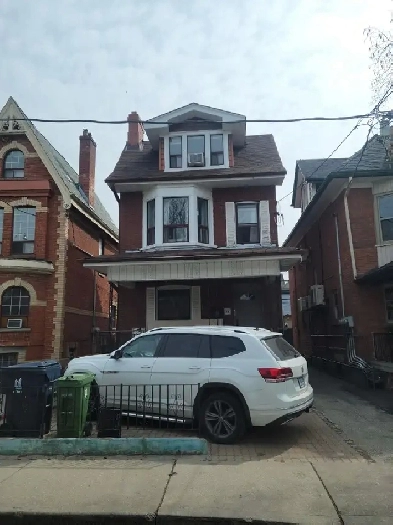 Large, Fully Renovated 1   1 Main Floor Unit on a Great Street Image# 9