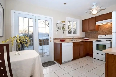 Bright, Upgraded 3 Bedroom House, Private Large Deck near 410 an Image# 11