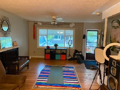 Altadore 3BDRM Hardwood Main Floor Trendy Marda Loop Image# 5