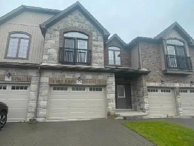 Spacious and Bright 3 Bedrooms Townhome in Riverbend, London! Image# 1