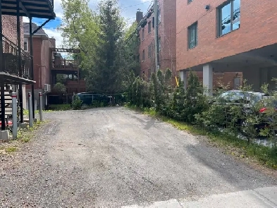 Stationnement près de l’université de Montréal Image# 1