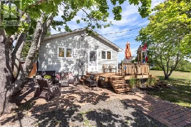 Beautiful furnished cottage in 'The Bluff' Pointe-Du-Chene. Image# 1