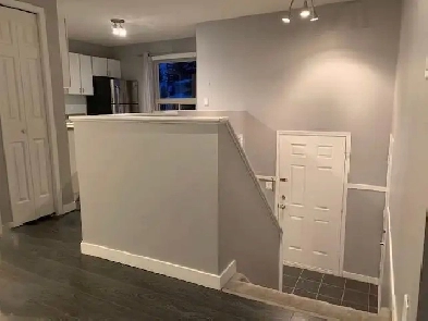 Must See! Gorgeous 2 bedroom townhouse w/garage Image# 5
