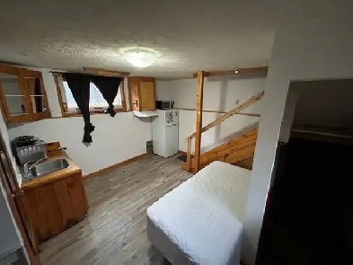 Bachelor & small 1bdrm unit available all utilities included. Image# 1