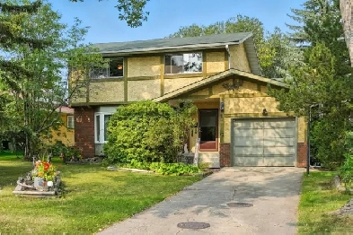Spacious 6-Bedroom Family Home in Mills Haven Image# 9