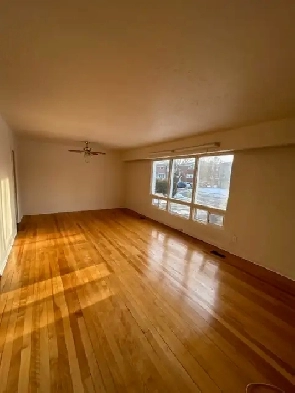 STUNNING 3-BEDROOM APT. - OCT. 1 - HEAT & PARKING INCLUDED! Image# 4