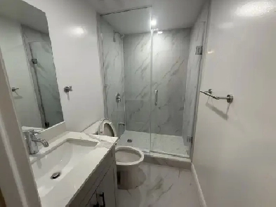 broadview/danforth bachelor apart 3min subway long or short Image# 1