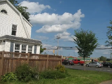 3BR uper duplex in Elmwood Everything included Image# 1