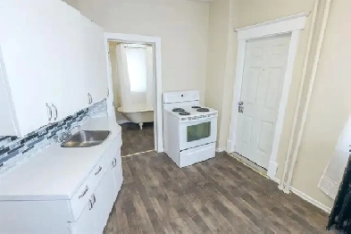 Spacious 3 Bedroom, 1 Bath Main Floor - All Utilities Included Image# 1