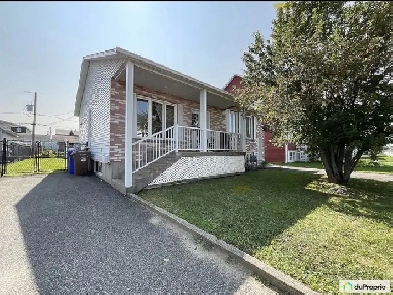 Maison unifamiliale avec revenu à vendre Image# 1