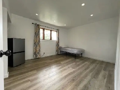 Merivale viewmount area room for rent no first or last Image# 1